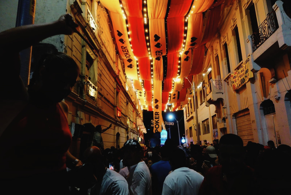 La calle de la salsa de noche, Cali