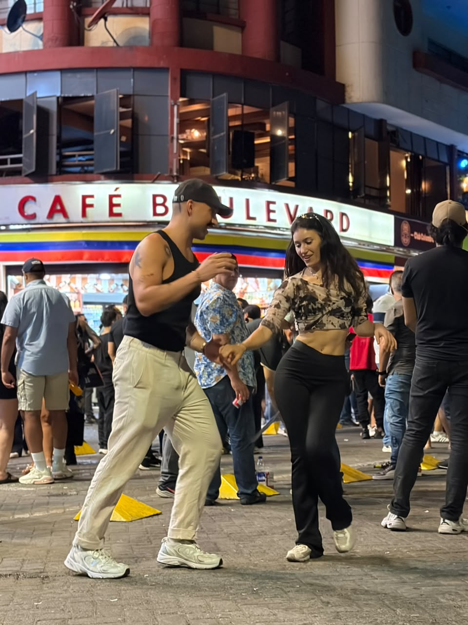 Barbi bailando en el Café Boulevard, Cali