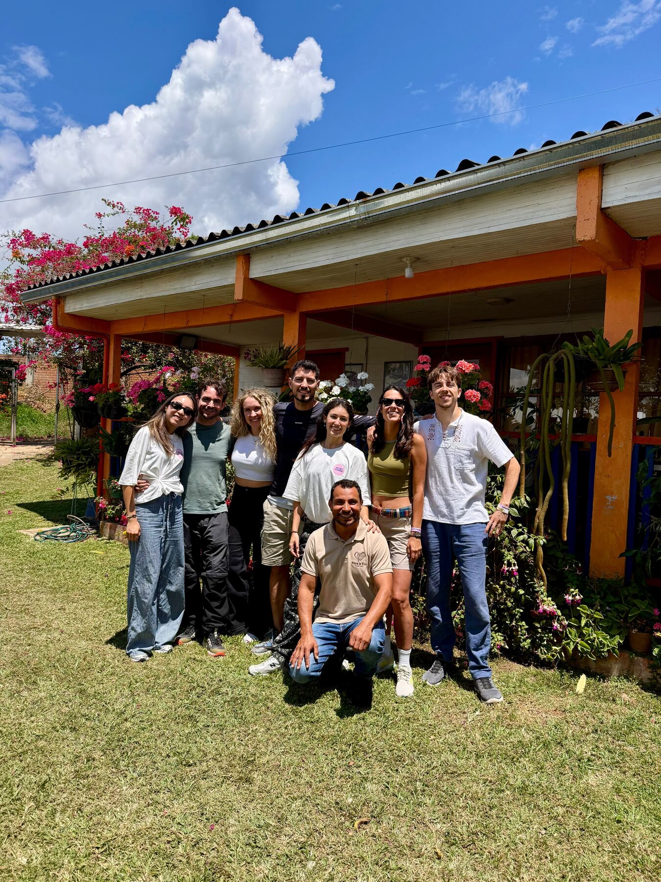 El grupo en la finca cafetera