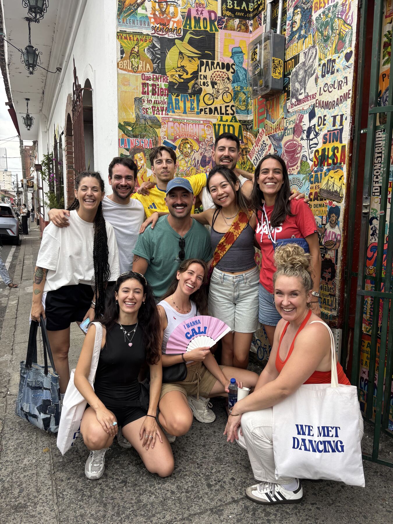 El grupo frente al mural de San Antonio, Cali