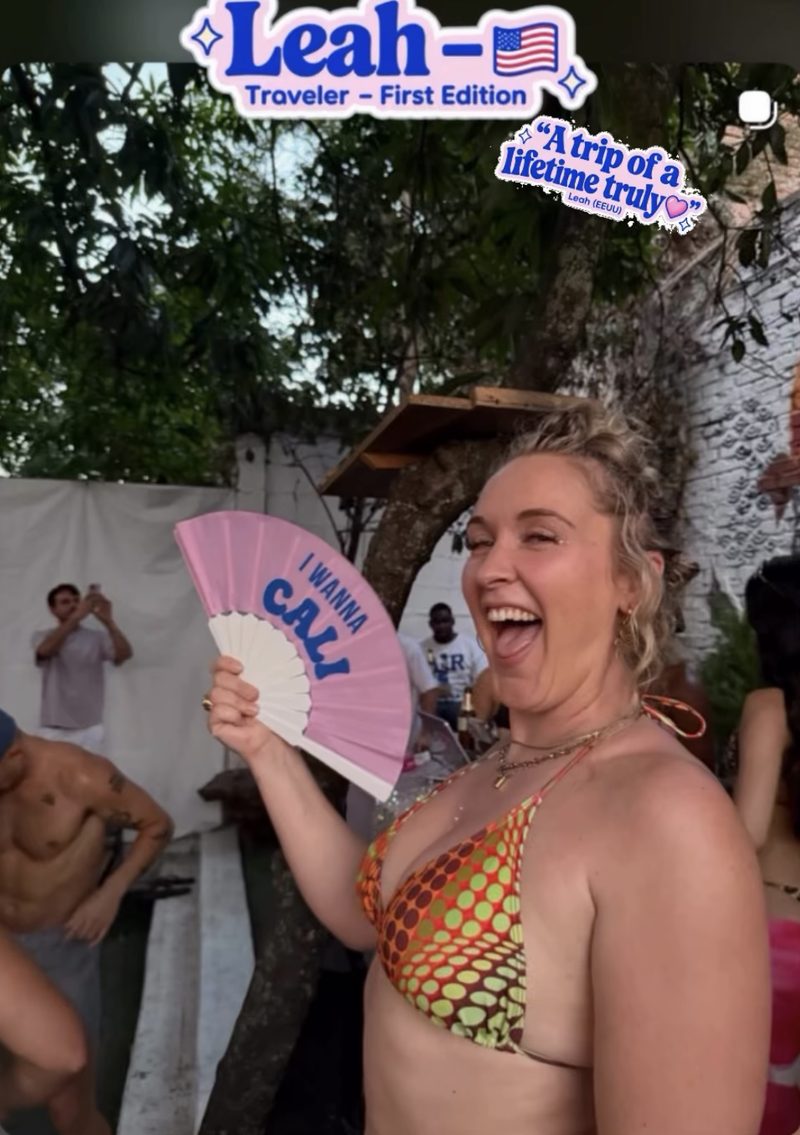 Leah, viajera de EE. UU. de la primera edición, con el abanico I wanna Cali