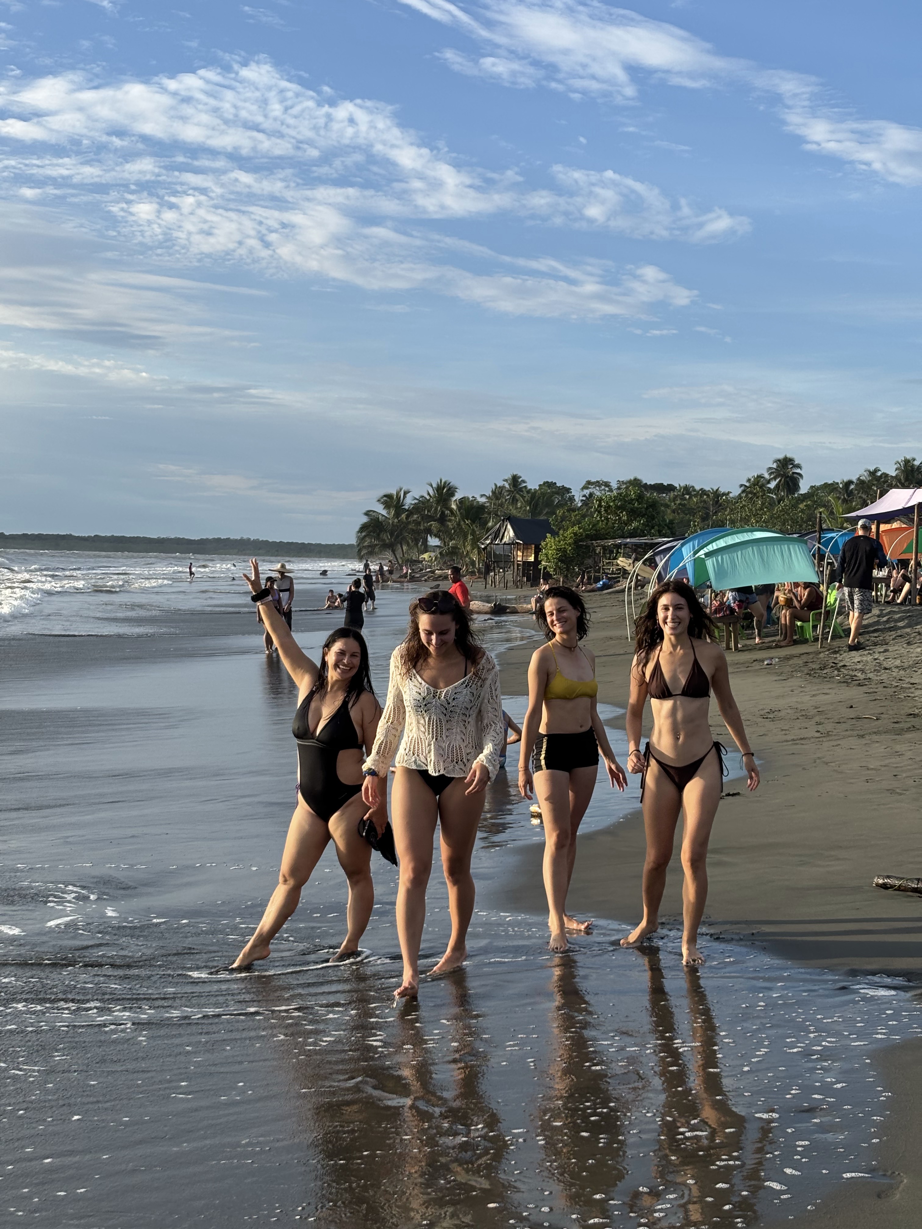 El grupo en la playa del Pacífico
