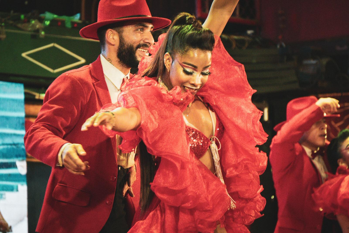 Show de salsa en trajes rojos, Cali